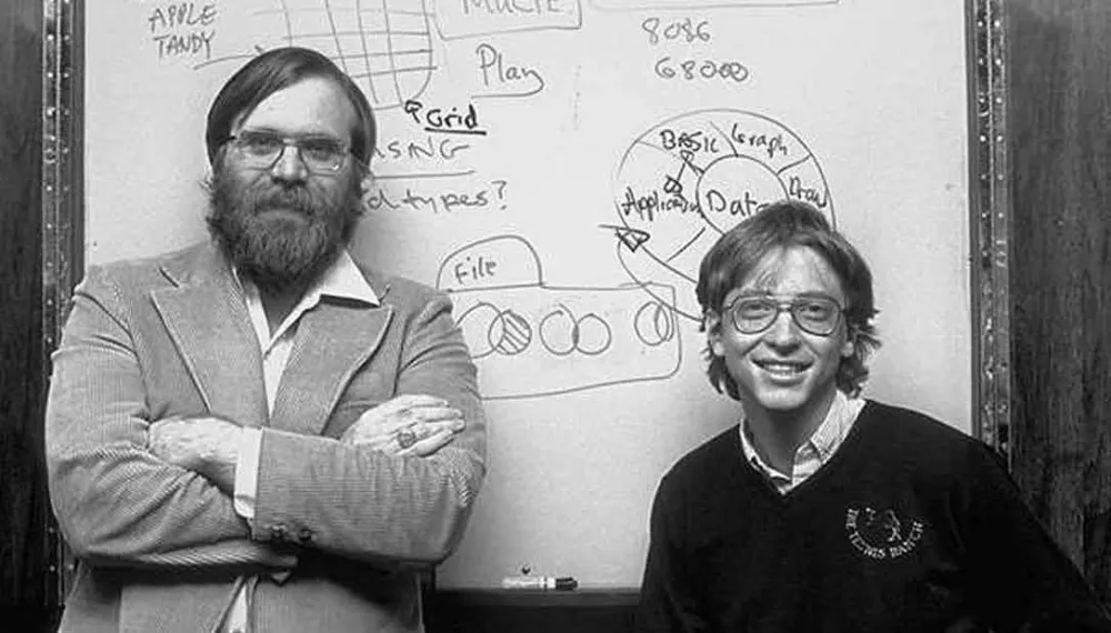 Bill Gates cùng Paul Allen quyết thành lập công ty đầu tiên vào tháng 11 năm 1975 và đặt tên là