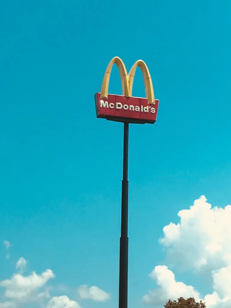 Logo mang thương hiệu McDonald's xuất hiện ở nhiều quốc gia trên thế giới